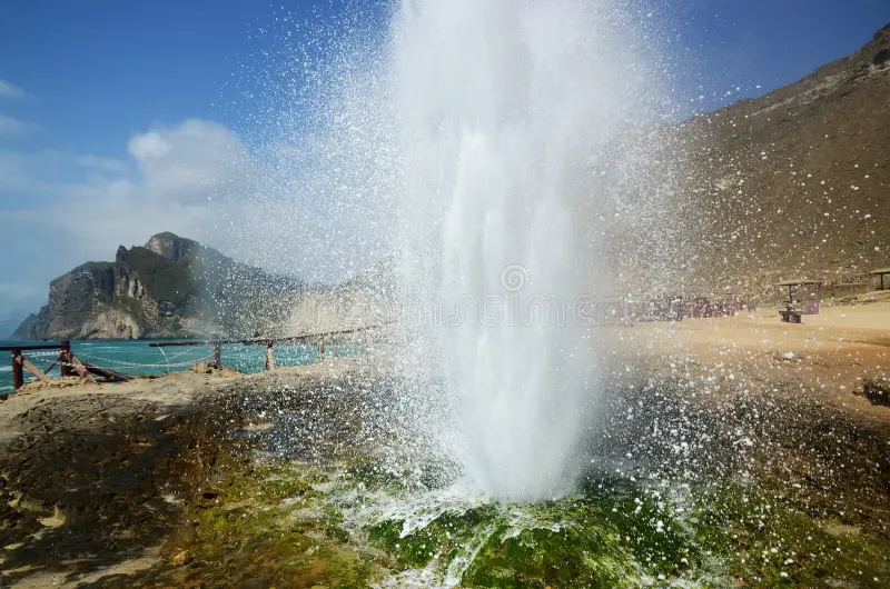 Between the waves of Fazayah and the geysers of Mughsail